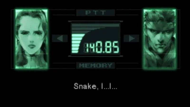 Solid Snake conversando com Naomi Hunter via rádio Codec em Metal Gear Solid.